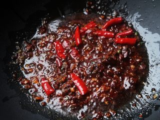 5、麻辣滑嫩的水煮牛肉,锅内倒入油，倒入一半蒜末，葱末，姜末，花椒爆香，然后转小火，倒入豆瓣酱炒香；