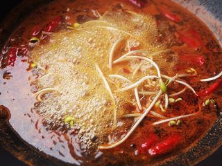 8、麻辣滑嫩的水煮牛肉,水开后放入豆芽煮熟后夹起来备用；