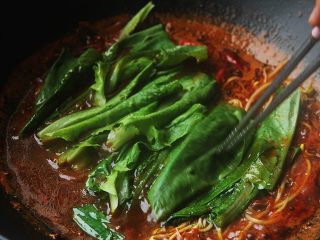 9、麻辣滑嫩的水煮牛肉,再把油麦菜倒入烫10秒左右就行，然后捞起来；