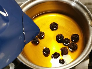 7、桂圆炖蛋,再添加一碗纯净水 