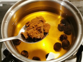 8、桂圆炖蛋,放入红糖一起煮