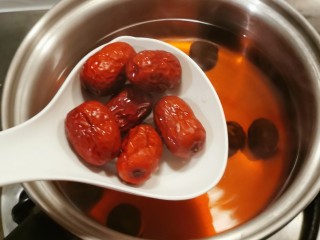 9、桂圆炖蛋,放入红枣