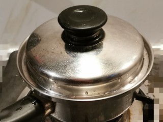 10、桂圆炖蛋,盖上盖子煮开