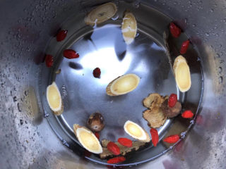 2、桂花黑糖酒酿水煮蛋,当归、黄芪、枸杞、无花果浸泡一下清洗干净。