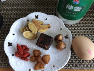 3、桂花黑糖酒酿水煮蛋,捞出沥干水分,,各种材料准备好备用。