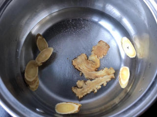 4、桂花黑糖酒酿水煮蛋,锅里倒入矿泉水,加入当归、黄芪。