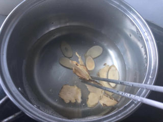 5、桂花黑糖酒酿水煮蛋,水开后,转小火再煮4.5分钟,熬出其药性,捞出。