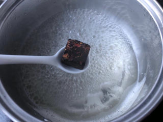 6、桂花黑糖酒酿水煮蛋,接着放入黑糖,喜欢甜加两块。