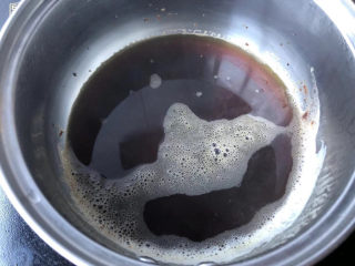 7、桂花黑糖酒酿水煮蛋,煮到黑糖化开。