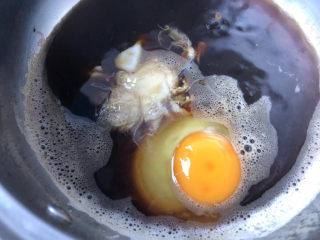 8、桂花黑糖酒酿水煮蛋,打入鸡蛋。