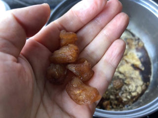 11、桂花黑糖酒酿水煮蛋,继续放入桂圆。