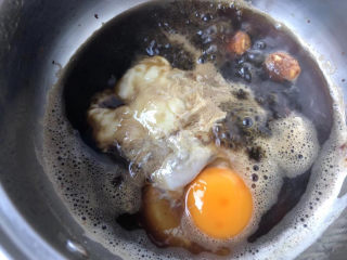 9、桂花黑糖酒酿水煮蛋,加入无花果慢慢煮。