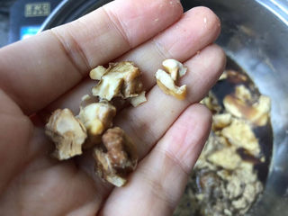 10、桂花黑糖酒酿水煮蛋,接着放入掰碎的核桃。