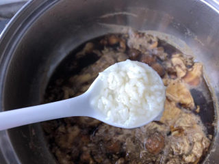 12、桂花黑糖酒酿水煮蛋,出锅前放入酒酿。