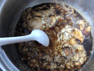 13、桂花黑糖酒酿水煮蛋,搅拌均匀后再略煮一会。