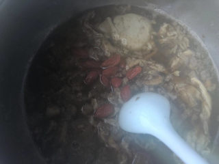 14、桂花黑糖酒酿水煮蛋,最后加入枸杞,好了,可以出锅了。