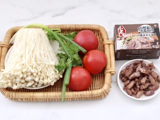 1、金针菇海兔汤,首先备齐所有的食材。