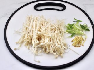 3、金针菇海兔汤,金针菇洗净后用刀切出根部，葱姜切丝。