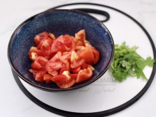 5、金针菇海兔汤,把番茄用刀切成小块，香菜切段。