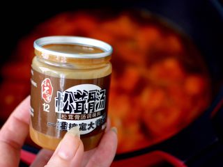 9、金针菇海兔汤,这个时候加入小石窖松茸骨汤。