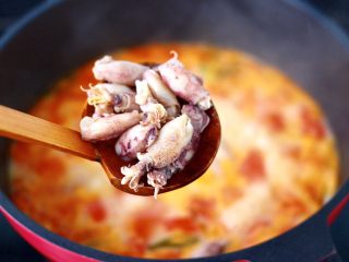 11、金针菇海兔汤,加入焯水的海兔。