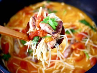 15、金针菇海兔汤,鲜香扑鼻又好喝，端上桌就秒光咯。