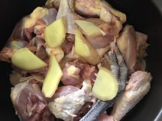 2、春笋炖鸡,加姜片