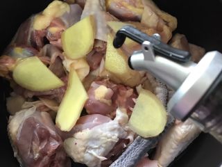 3、春笋炖鸡,加适量喝酒