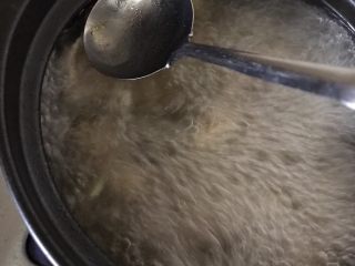 6、春笋炖鸡,撇去浮沫转小火炖煮45分钟