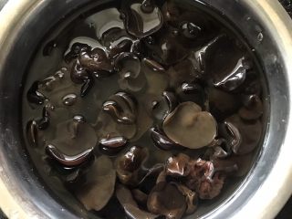 7、春笋炖鸡,黑木耳提前泡发好洗净