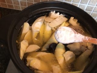 12、春笋炖鸡,加少许糖提鲜