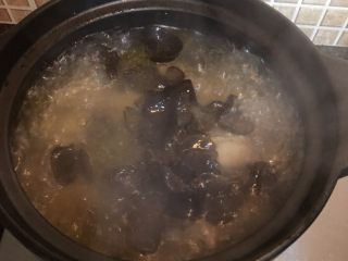 9、春笋炖鸡,45分钟后加入黑木耳