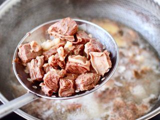 6、牛腩炖萝卜,大火煮沸后继续煮5分钟左右，撇去浮末捞出冲洗干净。