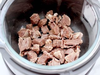 7、牛腩炖萝卜,把焯过水的牛腩放入九 阳蒸汽电饭煲里。