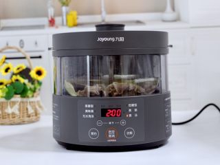 9、牛腩炖萝卜,盖上锅盖，把蒸汽电饭煲的水箱加入纯净水，启动煲汤模式两个小时。