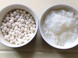 1、金瓜珍珠羹,准备好圆子和米粥