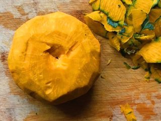 5、金瓜珍珠羹,去皮、去籽，皮厚要小心伤到手