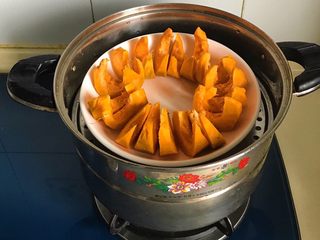 6、金瓜珍珠羹,切块后放蒸锅蒸20分钟