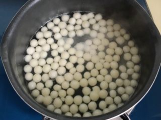 7、金瓜珍珠羹,蒸南瓜时可以煮小圆子了，等到水开放圆子煮到全部浮起