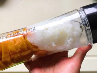 10、金瓜珍珠羹,把米粥和南瓜一起放进料理机打成糊状