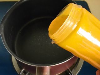 12、金瓜珍珠羹,南瓜米糊倒进锅里，大火煮开转小火