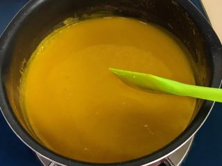 13、金瓜珍珠羹,用不粘刮刀搅拌