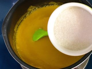 14、金瓜珍珠羹,倒入白糖和桂花糖，搅拌均匀