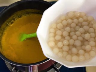 15、金瓜珍珠羹,小圆子去掉水倒入锅里