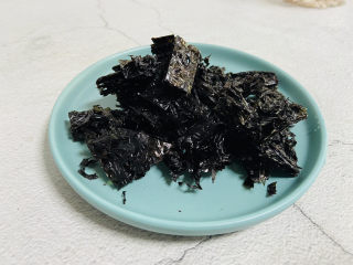 1、紫菜虾皮汤,紫菜剪成一小片一小片