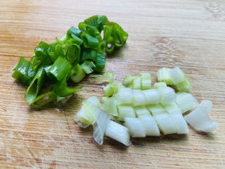 3、紫菜虾皮汤,香葱洗净切圈
