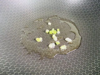 4、紫菜虾皮汤,起油锅放入葱白爆香