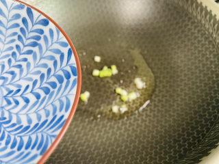 5、紫菜虾皮汤,加入两碗热水，水量根据自己喜好添加