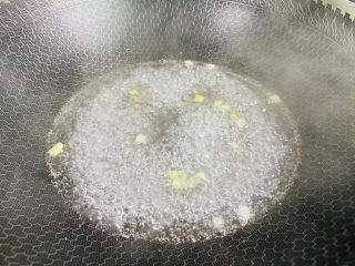 6、紫菜虾皮汤,大火烧开