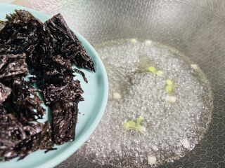 7、紫菜虾皮汤,放入紫菜